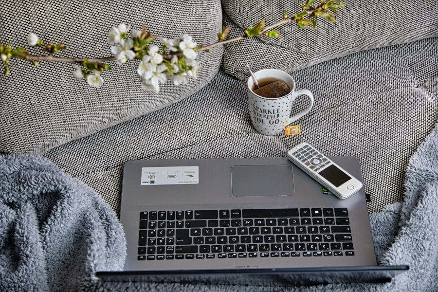 MAINTAIN A HEALTHY WORK-LIFE BALANCE WHILE WORKING FROM HOME
